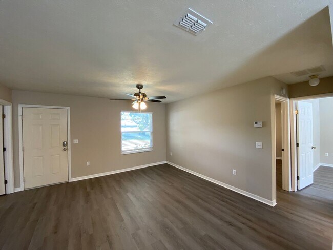 Building Photo - Cannot be shown until MAY!!!Great Home in quiet Belleview Neighborhood 3/2/1 - ***Won't Last***