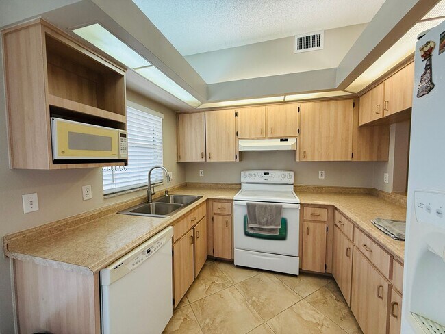 Building Photo - 2843 Thaxton Dr