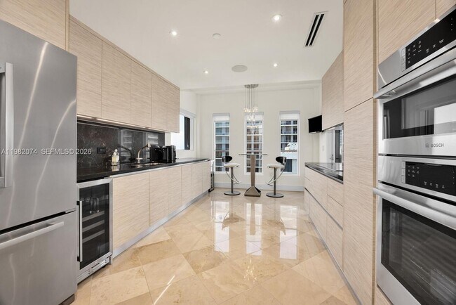 Building Photo - 2645 S Bayshore Dr