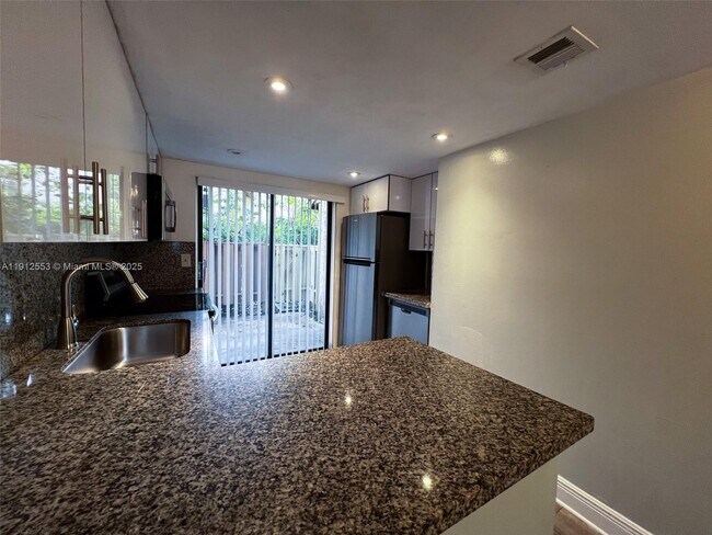 Building Photo - 185 Wimbledon Lakes Dr