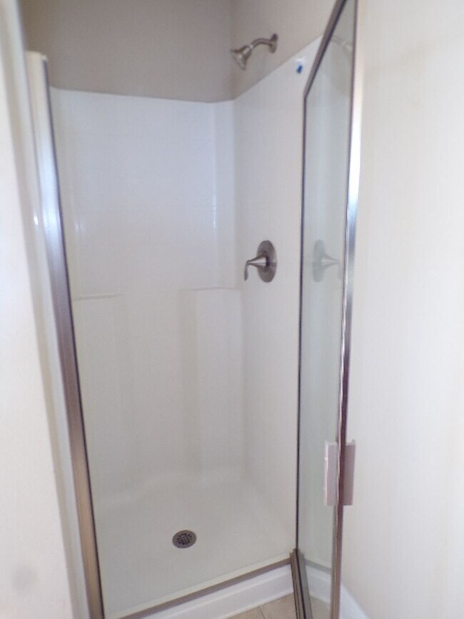 Building Photo - Spacious 3-Bedroom Home