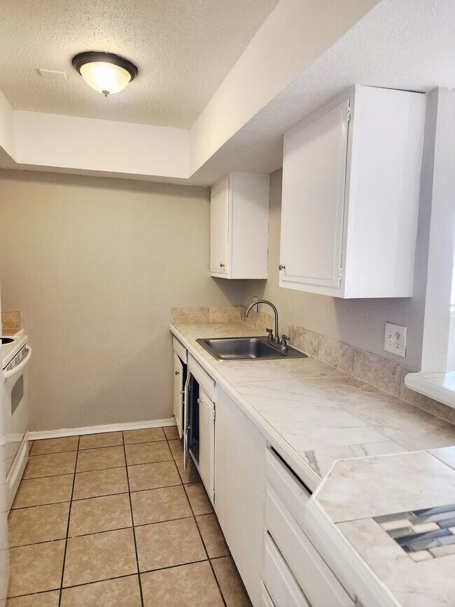 Building Photo - 1 bed 1 bath downstairs Apt in Monterey Square Apts