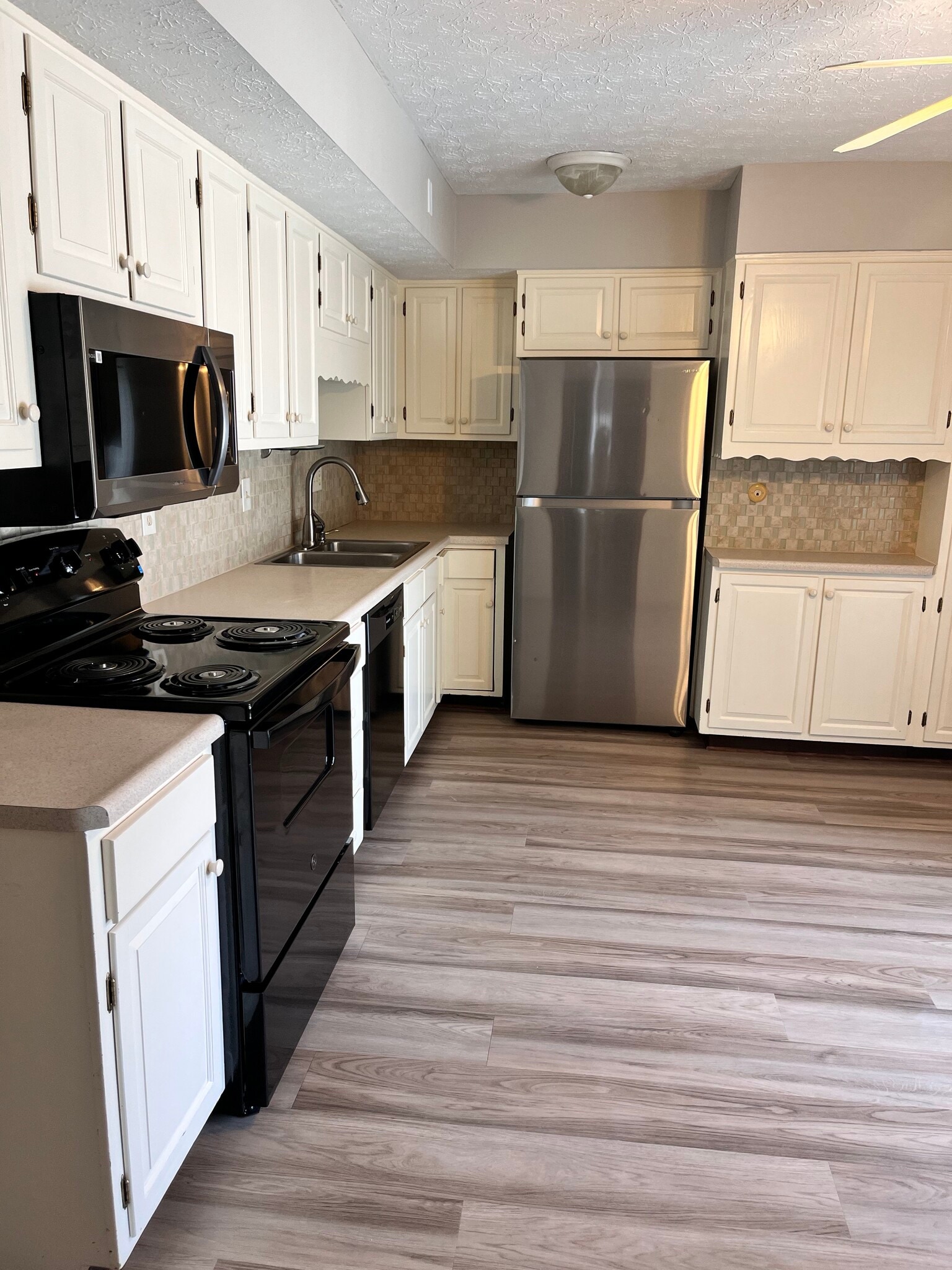 Kitchen - 1861 Hillandale Ave