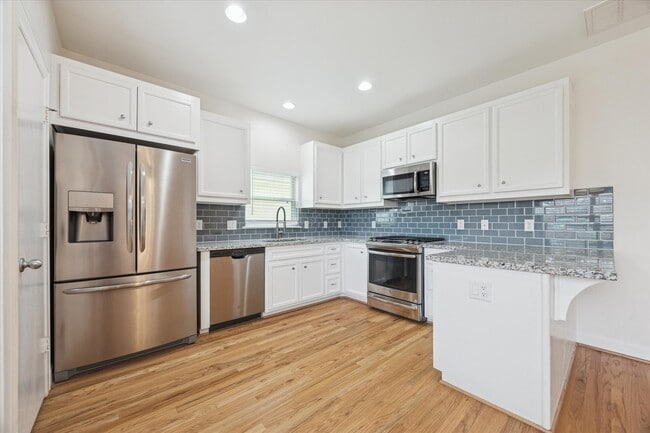 Building Photo - 701 E 40th St