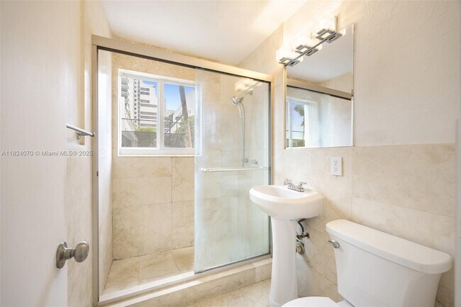 Building Photo - 1100 Venetian Way