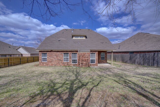 Building Photo - 5 Bed | 2.5 Baths | Broken Arrow