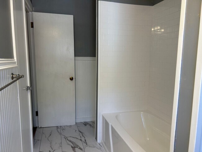 Building Photo - Beautiful 3 Bedroom, 1.5 Bath *2 Car Detac...