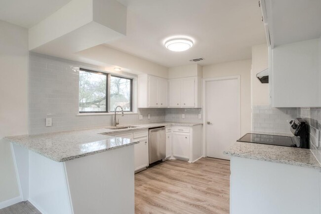 Building Photo - 2503 Versailles Dr