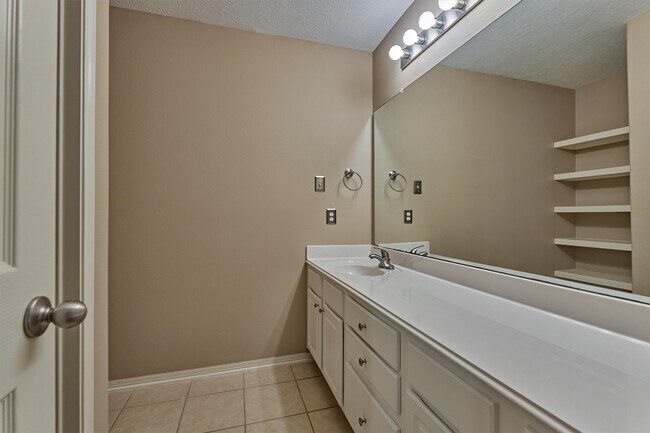 Building Photo - 8406 Oak Villa Ct