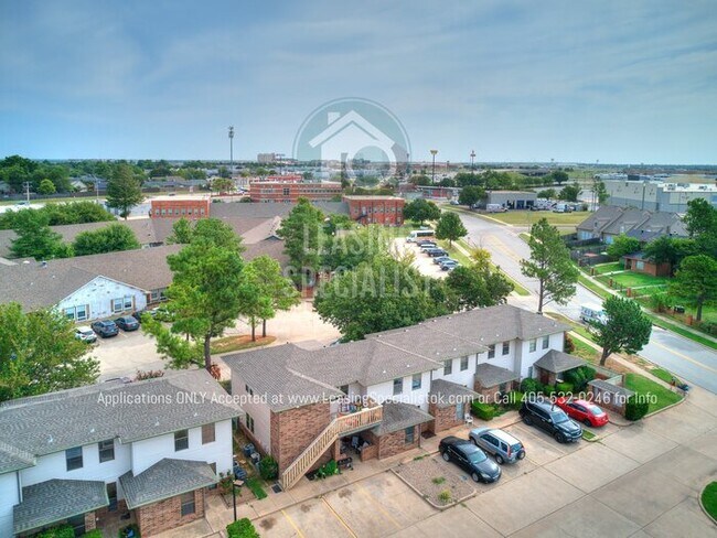 Building Photo - West Norman 2 Bed 1.5 Bath Townhouse Available for Your Immediate Move!