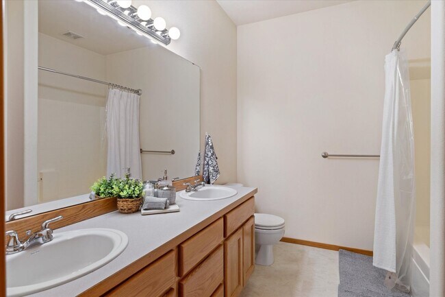 Building Photo - Beautiful 3 bedroom 2.5 bathroom Lake Stevens home!