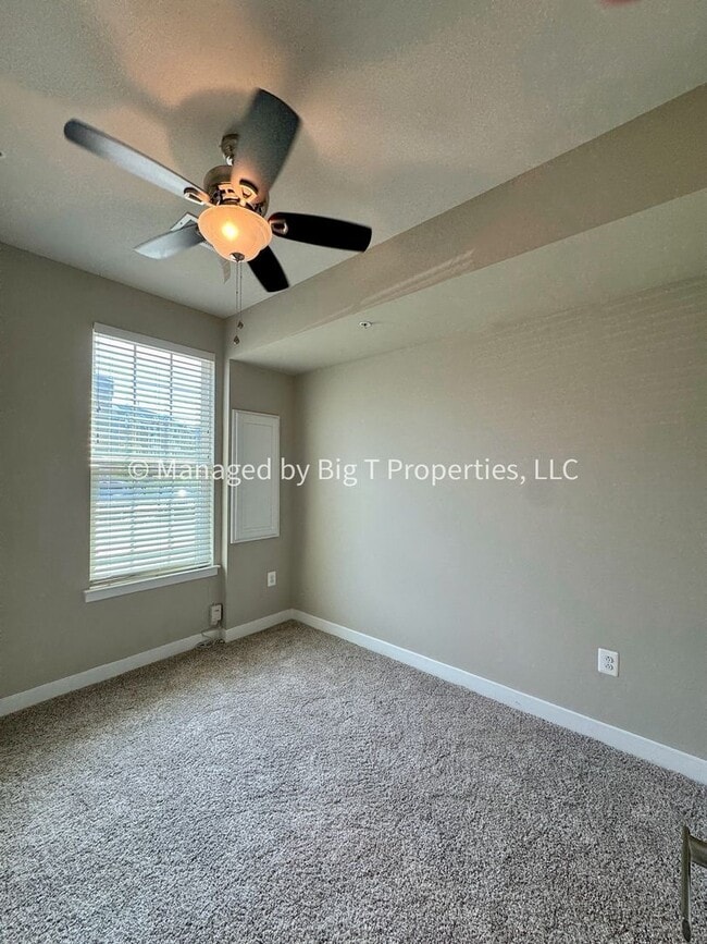 Building Photo - Walk to Largo Metro!