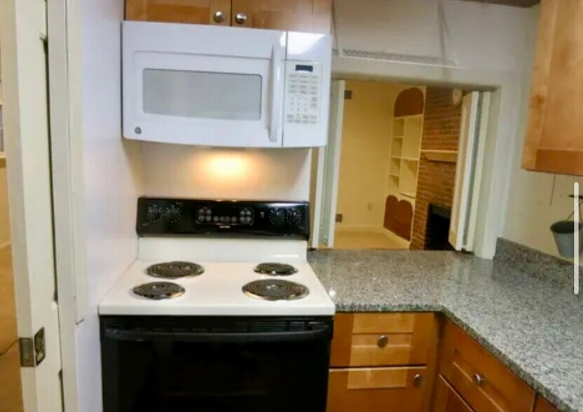 Building Photo - 420 1/2 N Saint Asaph St