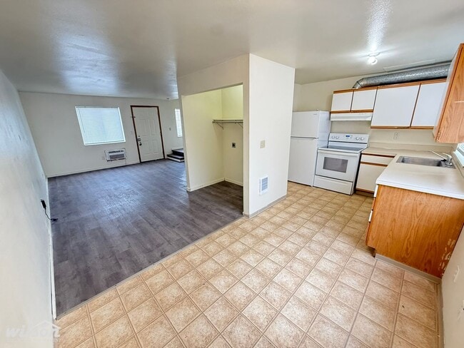 Building Photo - 630 N 5th Ave