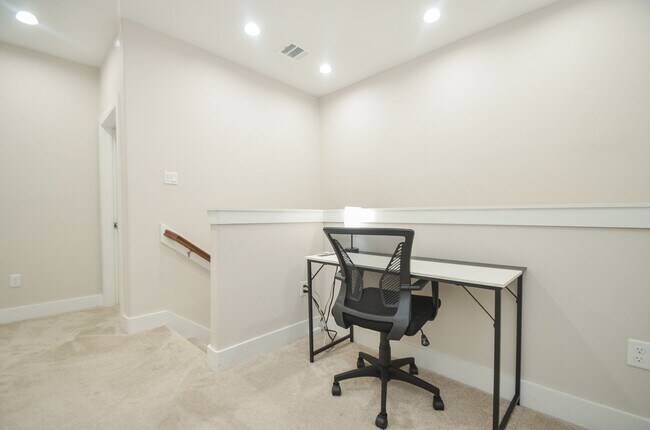 Building Photo - Fashionable Home Not Far From Downtown & M...