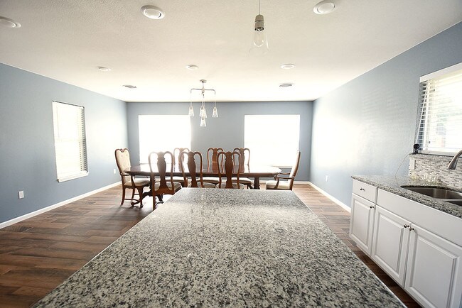 Building Photo - 401 W Brookside Dr