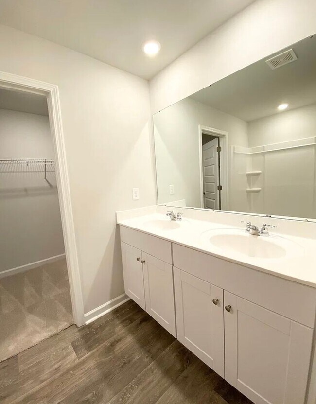 Building Photo - 4 Bed 3 Bath Single Family Home