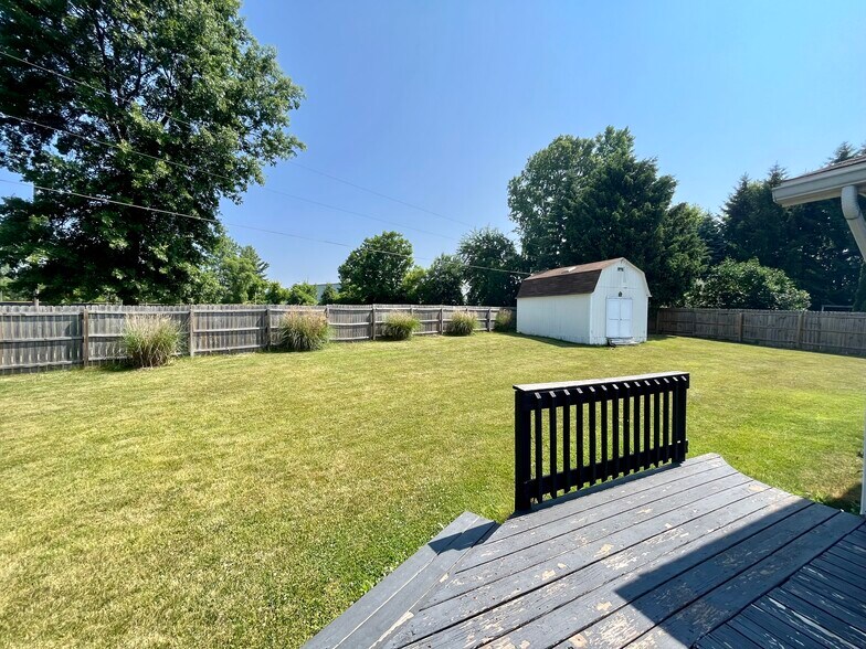 Building Photo - 555 Royal Crest Dr