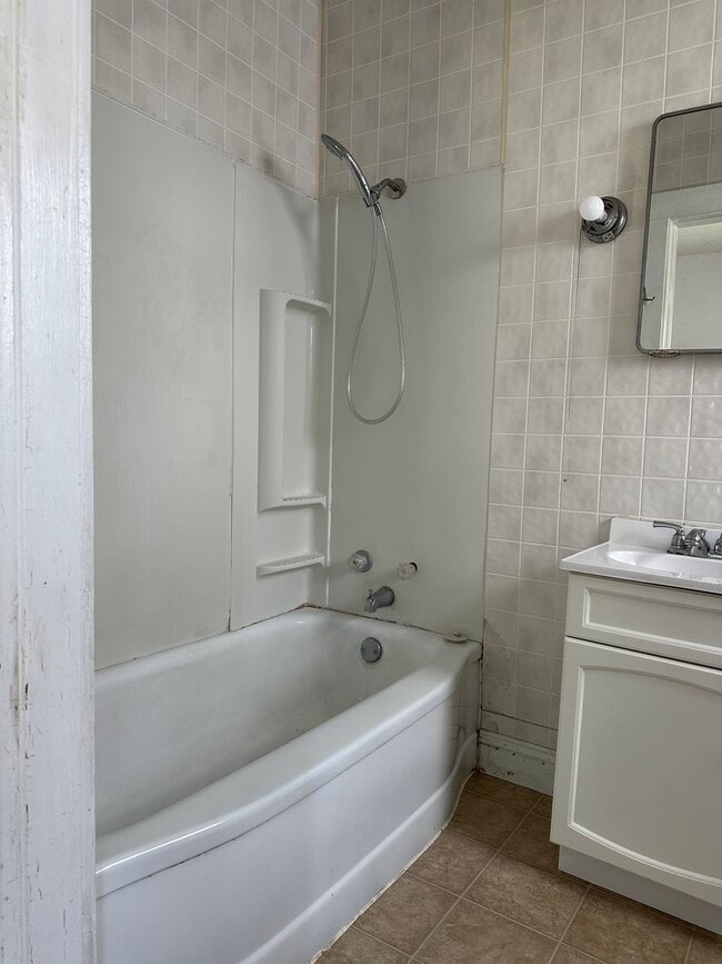 Building Photo - Spacious 1 Bed, 1 Bath in the Heart of Man...