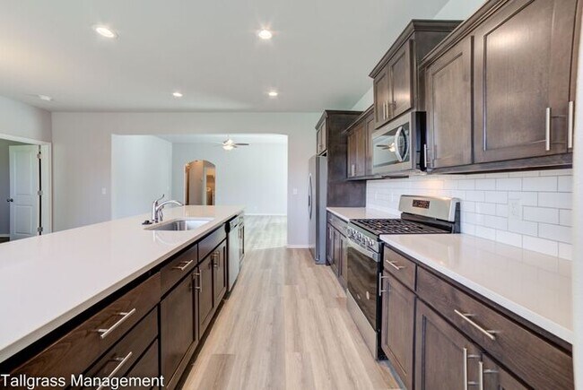 Building Photo - Gorgeous 4/2.5/2 on a corner lot!
