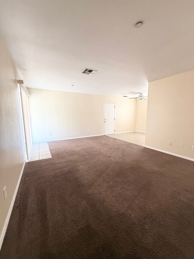 Building Photo - Move in special! 3 bedroom corner home close to Boy and Girls Club!