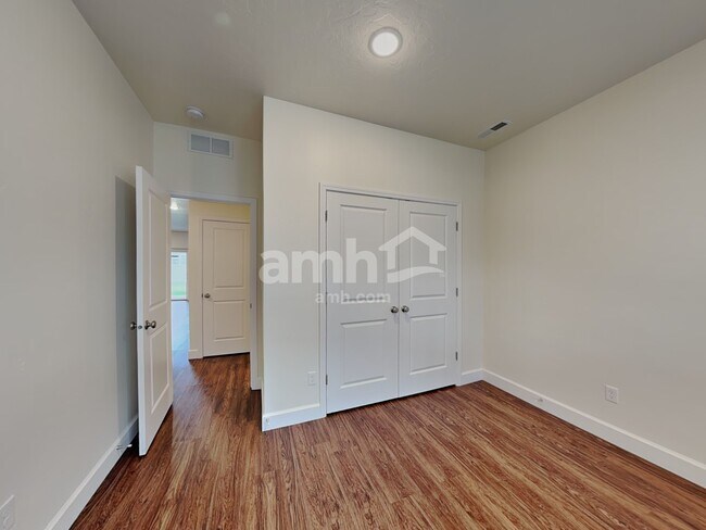 Building Photo - 954 N Barkvine Ave