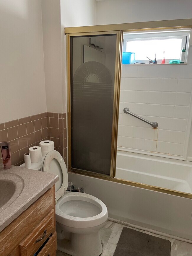 Building Photo - 2515 E 127th St