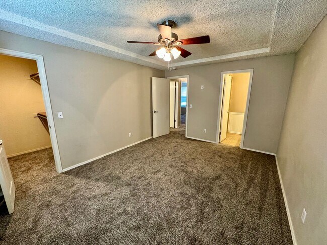 Building Photo - 3 bed 2 bath house with garage