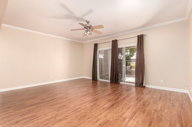 Building Photo - 4 Bedroom 2.5 Bath w/3 Car Garage in Super...