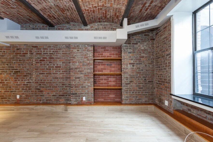Building Photo - 346 E 18th St