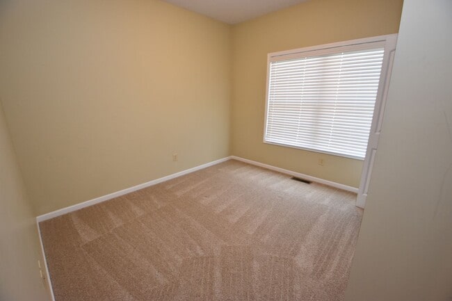 Building Photo - Executive home with pond views just 10 mins to Notre Dame.