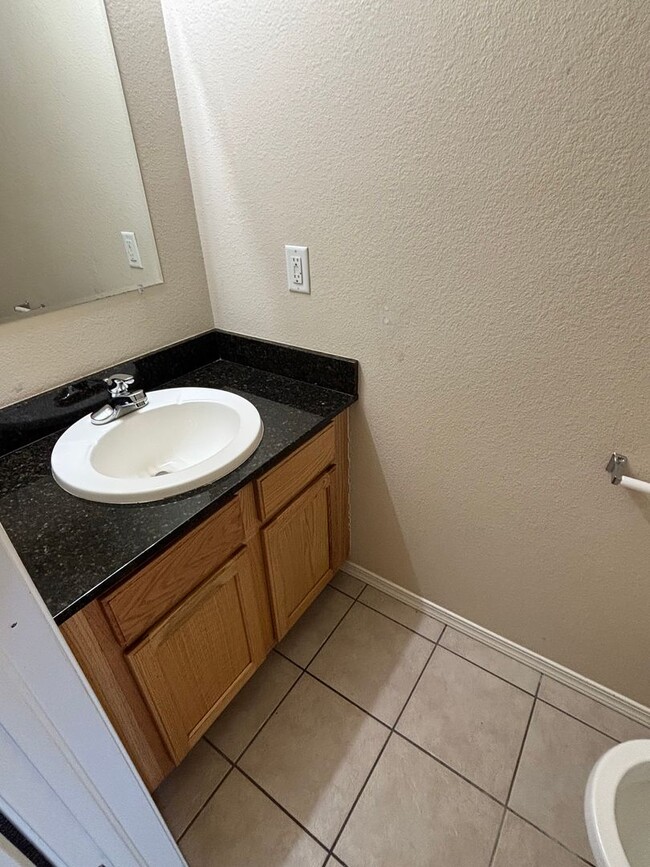 Building Photo - 4 Bedroom Townhome Near UNC - Available Au...