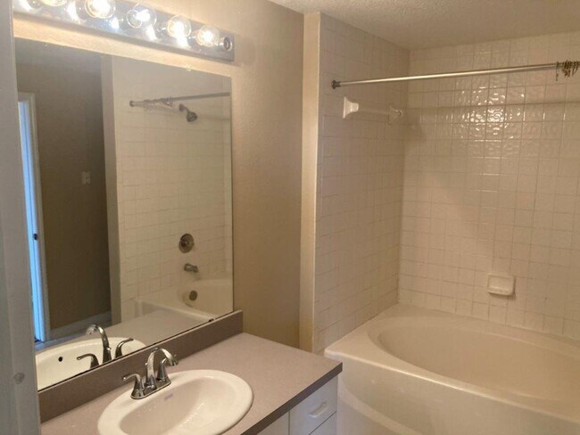 Building Photo - 2 bd / 1 ba in Palms Club Community