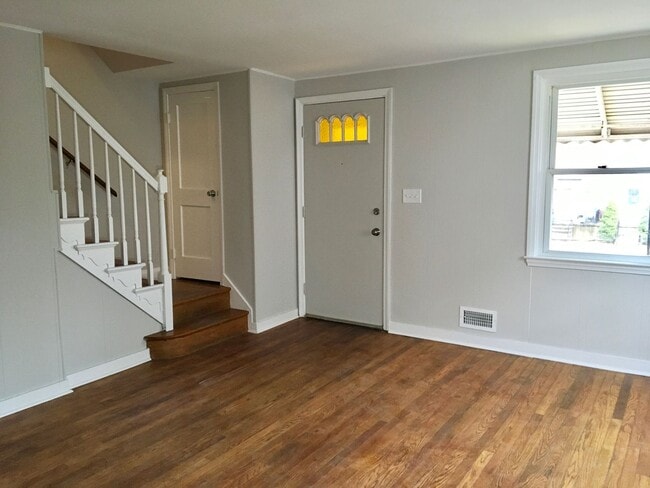 Building Photo - Fantastic 3 Bedroom EOG Townhome with Parking Pad in Parkville!