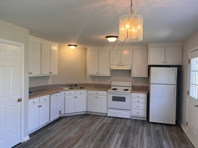 Building Photo - 3 bedroom 2 bath single family home. Fresh paint, new floors