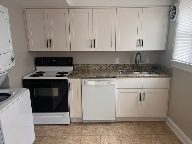 Building Photo - Lovely 2-Bedroom Townhouse in Heart of Ral...
