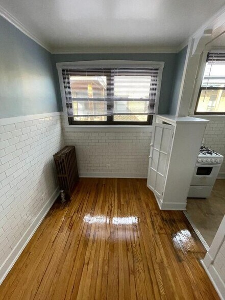 Building Photo - 6364 N Hermitage Ave