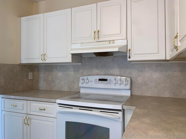Building Photo - 8665 Chevy Chase Dr