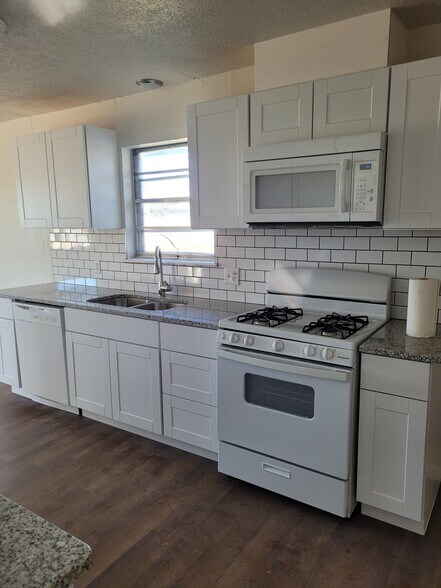 Building Photo - 8204 S Country Club Dr