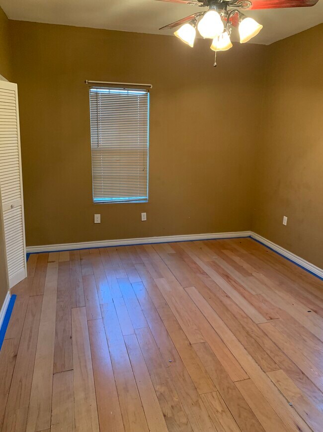 Building Photo - 503 W Mesquite Ave