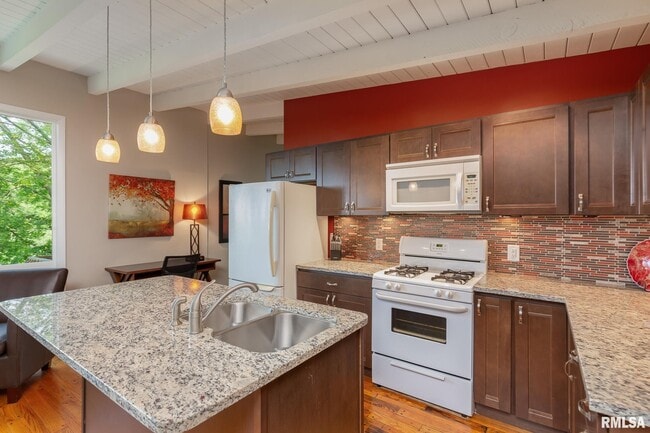 Building Photo - 4640 5th Ave