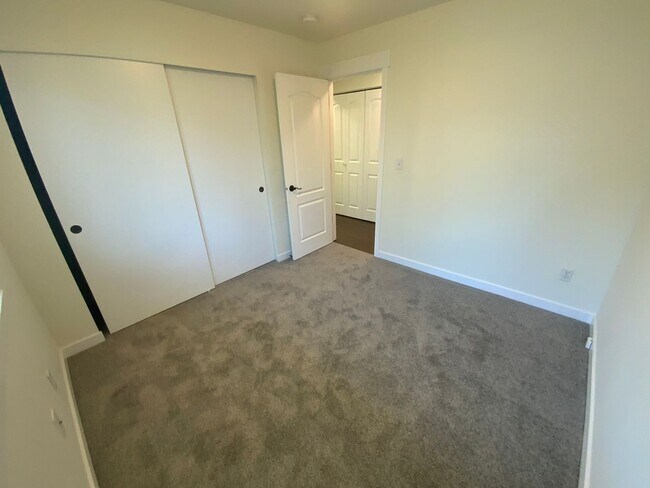Building Photo - * Gated Community * Newly Remodel 3 bed- 2...