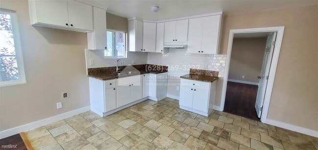 Building Photo - 2 br, 1 bath Duplex - 956 E 55th St -