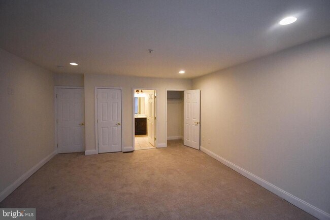 Building Photo - 13 S St NE