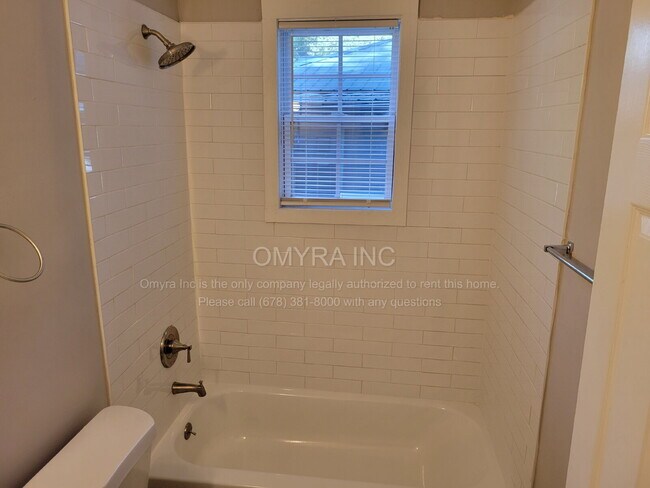 Building Photo - Charming 2 Bedroom Duplex Unit in Atlanta!