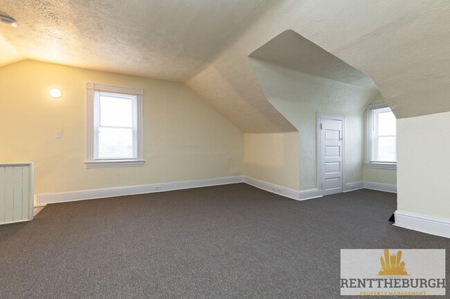 Building Photo - Updated 4BR 2 Full Bath House with Parking!