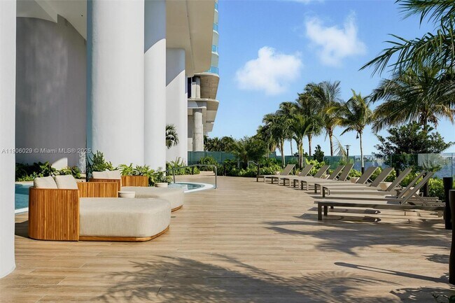 Building Photo - 700 NE 24th St