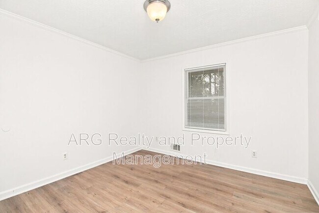 Building Photo - 2142 Fairway Ct SE