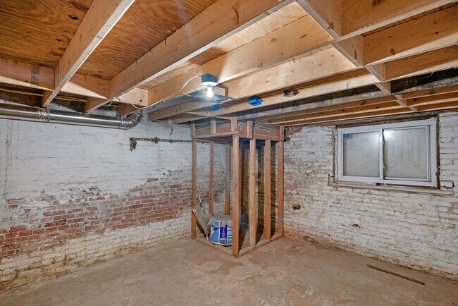 Building Photo - 2412 Francis St