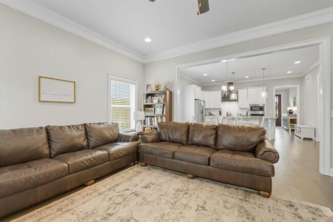 Building Photo - Exceptional Home in Donahue Ridge!
